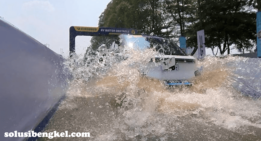 Tips Aman Mengendarai Mobil Listrik Melintasi Genangan Air